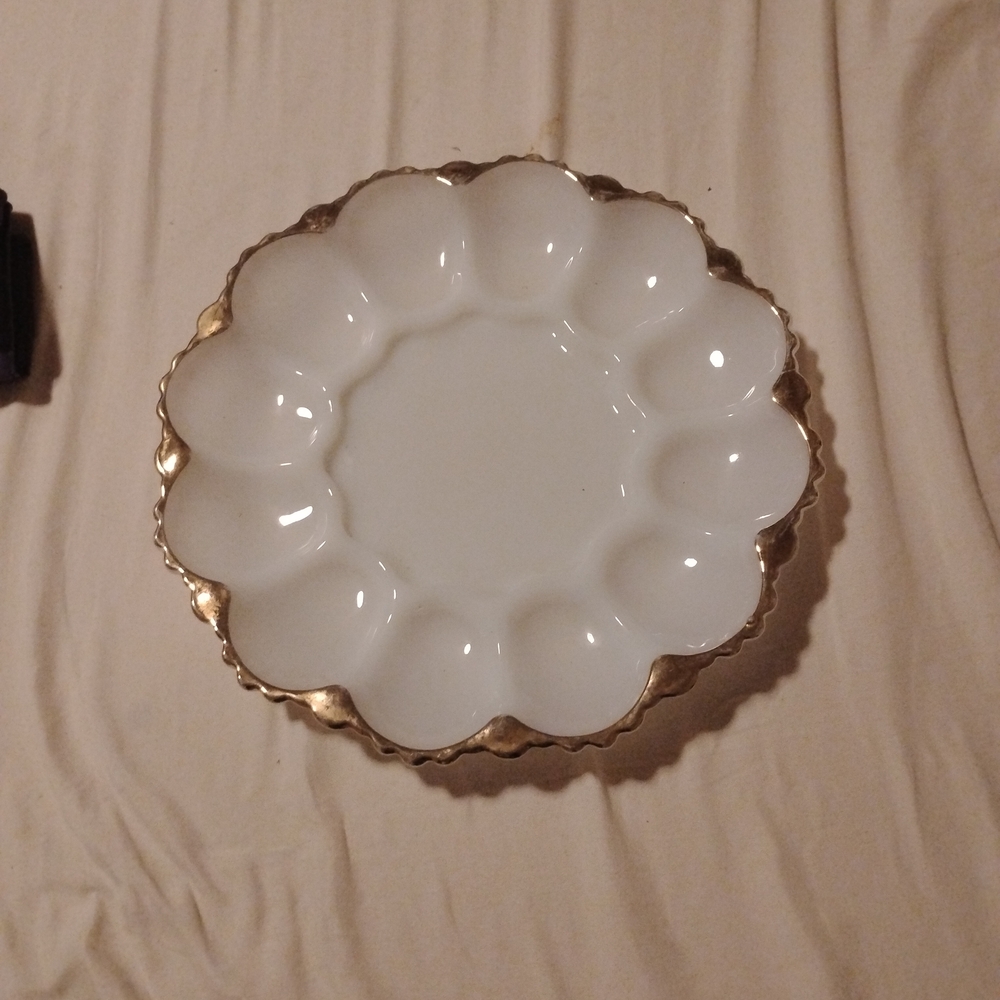 Elegant White and Gold Scalloped Plate